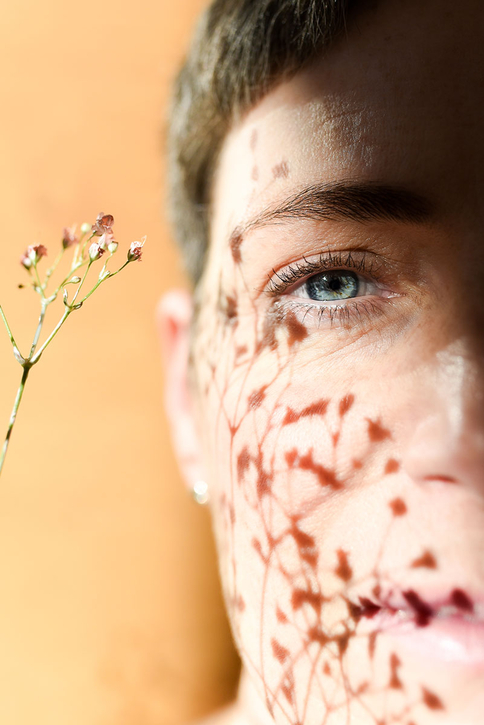 Faszinierender Blick – Frau mit blauen Augen und sanften Schatten im Gesicht.