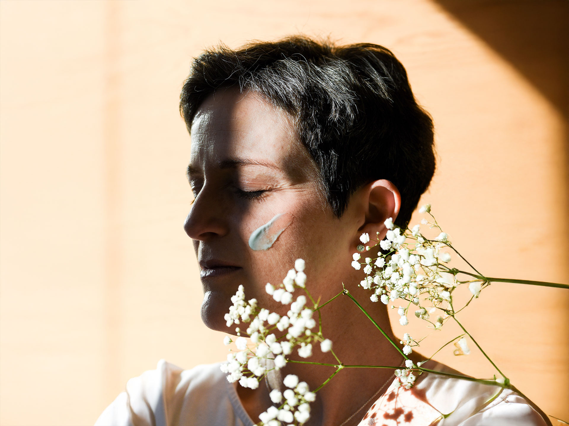 Faszinierender Blick – Frau mit blauen Augen und sanften Schatten im Gesicht.